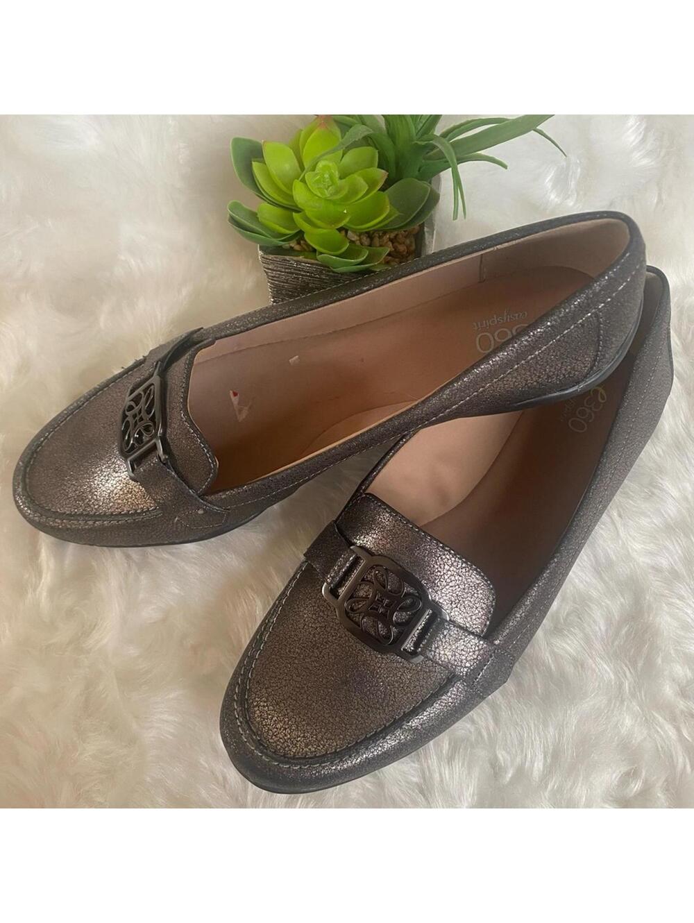 Easy Spirit Silver Flats with Sleek Design Size 8.5